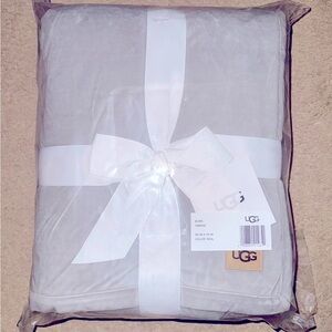 NWT UGG BLISS SHERPA THROW, 50 x 70,  SEAL SILVER Colored